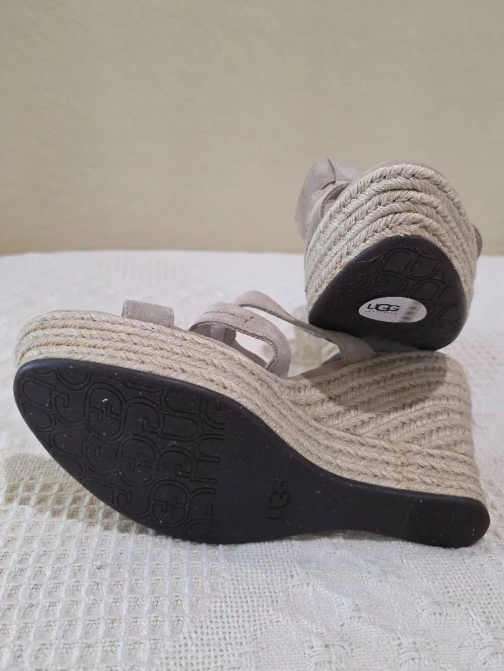 WOMAN’S UGG AUSTRALIA TAUPE TAWNIE WEDGE ESPADRILLE SANDALS - SIZE 10